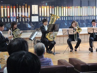 写真：金管楽器による演奏の様子