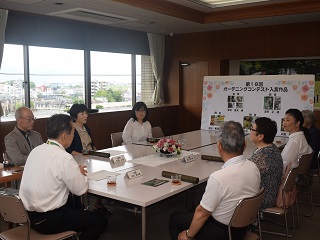 写真：市長と懇談する受賞者の様子