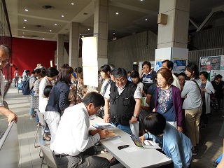 写真：講演会後の様子