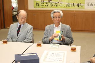 写真：市長室で歓談する山本さんと青木さん