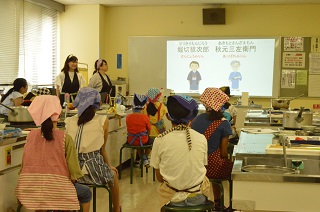 写真：みりんの歴史を紹介する大瀬さんと川浦さん