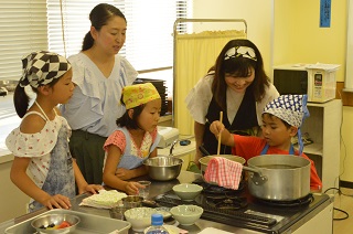 写真：調理実習に取り組む児童たち