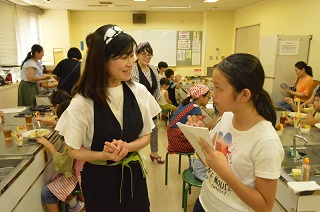 写真：川浦さんにインタビューする輪島さん