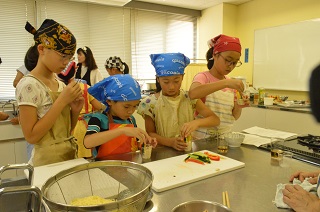 写真：輪島さんが撮影した夏野菜を盛り付ける児童の様子