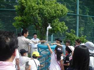 写真：施設見学の様子