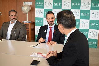 写真：市長と対談するアルアメリ大使