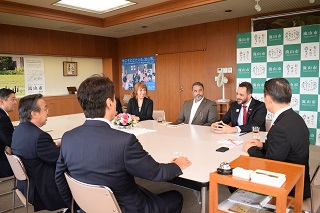 写真：対談するアルアメリ大使と井崎市長ら