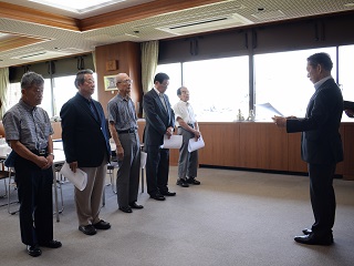 写真：自治会長感謝状贈呈式の様子