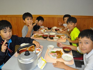 写真：食事中の児童の様子