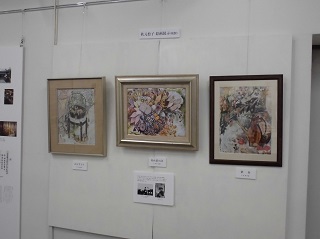 写真：秋元松子の絵画作品(複製)も展示