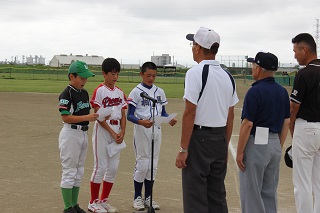 写真：開会式で宣誓する選手たち