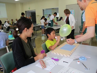 写真：作り方を教わる小学生