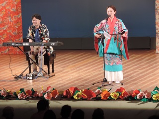 写真：琉馬華球演奏の様子