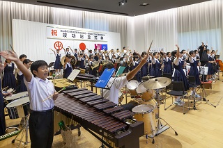 おおたかの森中学校吹奏楽部による記念演奏の様子