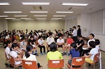 写真：報告会に集まる大使たち