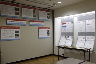 写真：各国展示物の様子