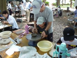 写真：夏休み親子陶芸教室の様子