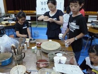 写真：陶器作りの様子