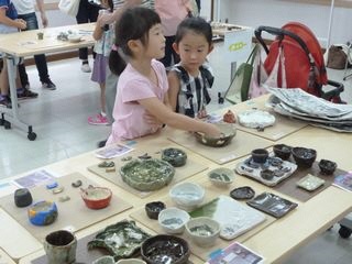 写真：完成作品に触れる子どもの様子