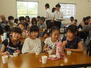 写真：ゴーヤアイスを食べる児童の様子