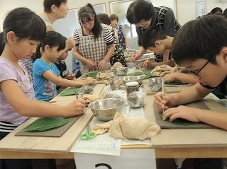 写真：アジサイの葉を使用した皿作りの様子