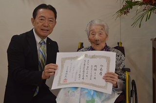 写真:市長と岡部さんの記念撮影