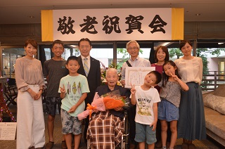 写真：山口さんと家族の皆さん
