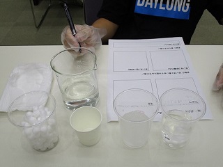 写真：紙おむつを使った実験の様子