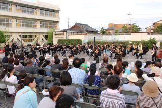 写真：演奏を披露する南部中学校吹奏楽部