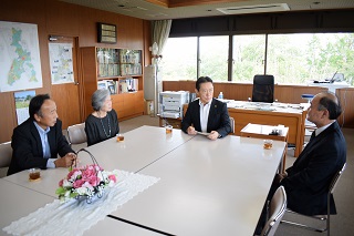 写真:東部地区自治会連合協議会の泊り会長と井崎市長