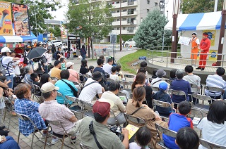 写真：お笑いステージに集まる来場者