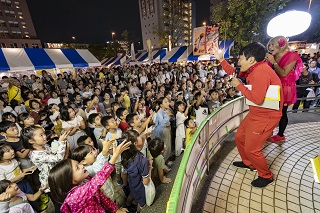 写真：抽選会に集まる参加者