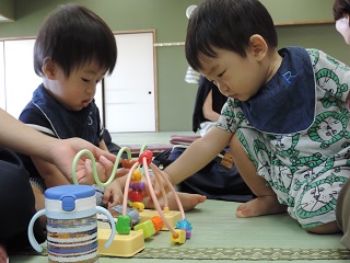 写真：おもちゃで遊ぶ子どもたち