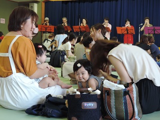 写真：楽しく話すママさんたち