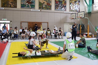 写真：訓練に参加した南流山中学校の生徒の様子