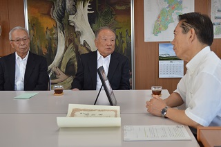 写真：対談するパトロール対の方と井崎市長