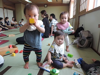 写真：イベントに参加する双子の様子