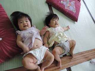 写真：リラックスした様子の双子の様子