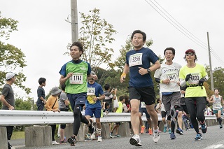 写真：コースを駆け抜けるランナー