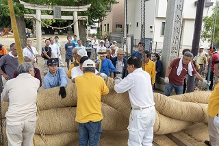 写真：大しめ縄を作る様子