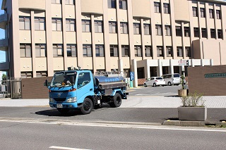 写真：相馬市に向かう給水車