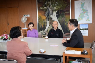 写真：市長と対談する歌謡演芸連合会の皆さん