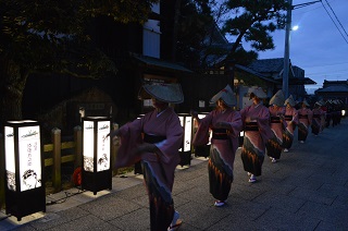 写真：おわら風の盆同好会による踊りの披露の様子