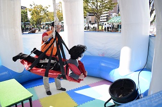 写真：VRスカイダイビングを体験するお子さん