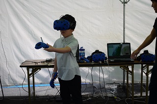 写真：VRゲームを体験するお子さん