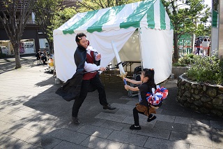 写真：魔王と対決する子ども