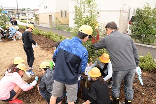 写真：植樹を行う子どもたち
