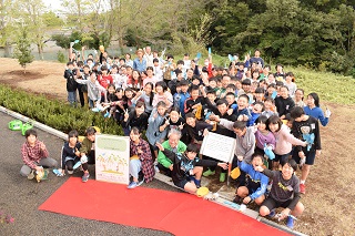 写真：植樹祭に参加した皆さん