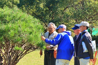 写真：剪定の様子を語り合う参加者