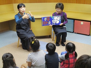 写真：おはなし会の様子